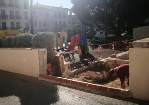 Treballs de preparació per a la instal·lació del bany públic a la plaça