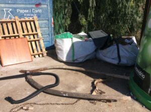 El jou prop dels contenidors de fem