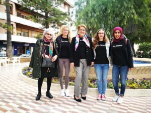 Les cinc dones participants a la Biblioteca Vivent