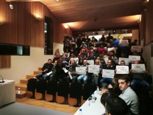 Els treballadors de l'ajuntament mostren pancartes en l'últim ple