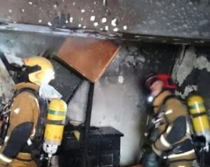 Els bombers apaguen el foc a la casa sinistrada