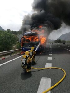 Els bombers apaguen el foc a l'autobús al seu pas per Benissa