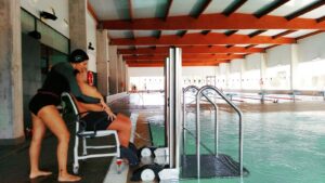 La nova plataforma elevadora de la piscina municipal de Benissa