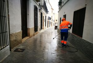 Un operari de Benissa Impuls neteja amb aigua a pressió el carrer Puríssima