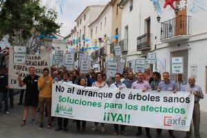 Manifestació contra la tallada massiva d'ametllers pel xylella fastidiosa