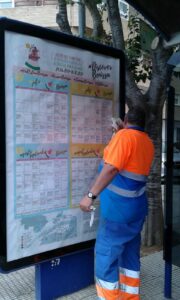 Un cartell amb la programació cultural a una parada de bus a Benissa
