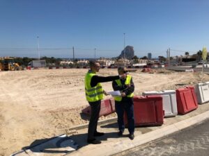 César Sanchez inspecciona les obres de la rotonda de Calp