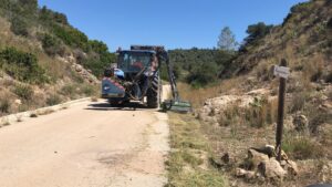 El tractor de Benissa Impuls desbrossa un camí