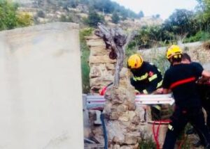 Els bombers rescaten un dàlmata d'un pou