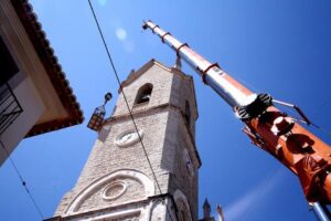 La grua al costat de l'església de Benissa
