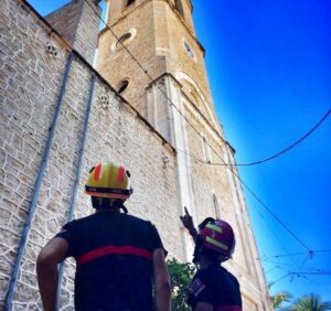 Els bombers inspeccionen l'església