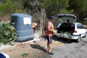 Un individu és sorprés fent un abocament de restes vegetals