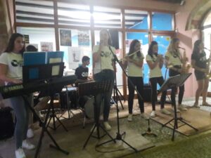 Actuació de Little Big Band en l'estrena de 'El Cau'