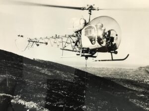 Treballs amb helicòpter per a la instal·lació de la canonada d'aigua cap a Benissa