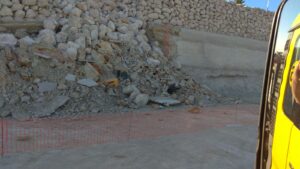 La màquina colgada per la solsida