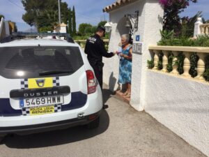 La policia local durant una acció per a afavorir l'empadronament