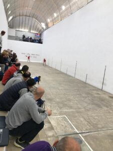 El trinquet de Benissa durant la partida de raspall femení