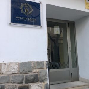 Imatge del punt d'atenció policial amb el cartell indicant el telèfon d'atenció