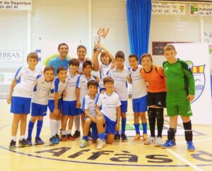 Els alevins B FutSal Benissa amb el seu entrenador Miguel Cabrera