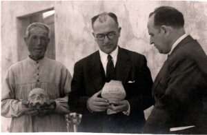 D'esquerra a dreta, Manuel Campello 'Manolico', l'arqueòleg Alejandro Ramos i l'historiador José Rico de Estasen, el 1r de juny de 1946.