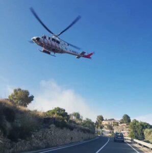 Un dels helicòpters durant l'incendi