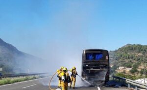 Els bombers apaguen l'incendi de l'autobús a l'AP-7