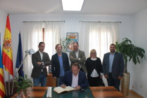 El conseller Rubén Martinez Dalmau signa en el llibre d'honor de l'ajuntament