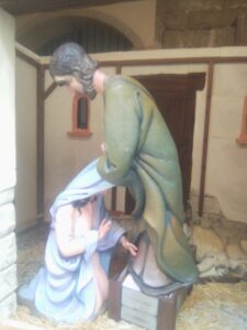 Postura en què han quedat les imatges del betlem després de l'acte vandàlic