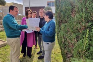 Rosa Pérez Guarijo a l'antic cementeri del Pla de Bonet