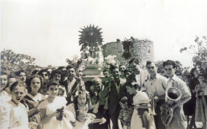 Celebració de la Santíssima Triniat al Pla dels Molins, any 1948