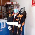 Treballador de l'Estació Repsol amb la visera de l'equip de makers 3D de Benissa