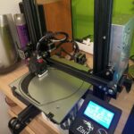 Una de les impressores 3D fent una visera