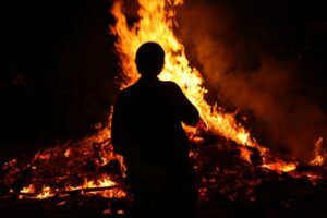 Foguera de Sant Joan (foto de Contando Estrelas) a Flickr