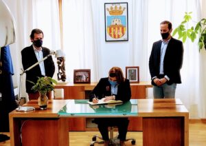 Isabel Bonig signa al llibre d'honor de l'Ajuntament de Benissa