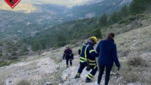 Els bombers ajuden a baixar a la senderista