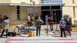 Els operaris rebaixen la vorera de l'ambulatori