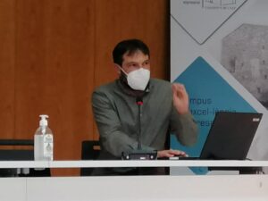 Teo Crespo durant la xerrada. Foto de Jackycalp