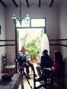 Carmen Ivars i Tere Jordá entrevisten Contxa Gilabert Bolufer a sa casa, al Poble Nou de Benitatxell (desembre del 2020)