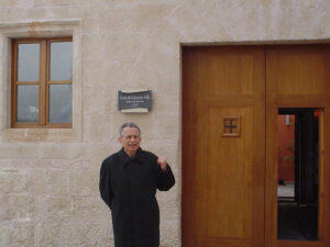 Josep Iborra, davant de la casa on va nàixer el 1929, el Quarter Vell de Benissa, antiga Casa dels Feliu (segle XVII)