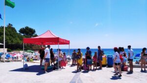 Els banyistes fan cua per a poder entrar a la platja de La Fustera