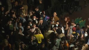 Un grup de joves fent botellot en una imatge d'arxiu