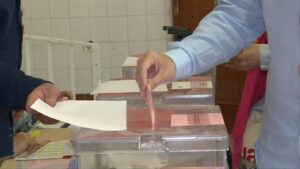 Imatge d'arxiu d'una persona votant