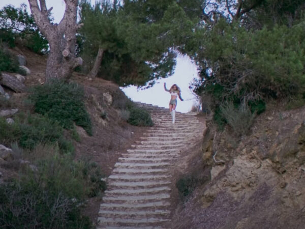La cantant Ana Mena presenta la cançó Acquamarina amb un videoclip enregistrat a Benissa, Benidorm i Altea