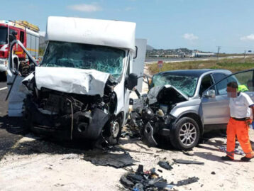 Cinc ferits en xocar un cotxe i una caravana a la N-332 a Benissa