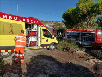 Mor un home en bolcar el seu tractor amb remolc a Benissa