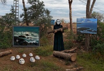 Cultura Sostenible Dénia fa una performance a Patmore per a denunciar el tall d’arbres en plena època de nidificació i troba exemplars d’aus morts