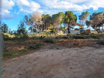 Pales mecàniques i grans banderoles publicitàries irrompen en l’últim tram verge de la costa de Benissa