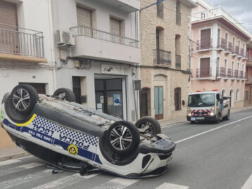 Un cotxe de la policia local de Benissa bolca després de xocar amb un turisme en ple centre