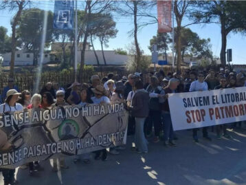 Abraçada massiva a la costa verge de Benissa: “Que no ens l’òmpliguen de formigó”