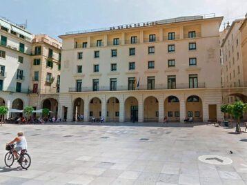 Jutgen un advocat i els seus quatre fills per apropiar-se de 80.000 euros d’una dona des de Benissa